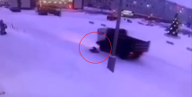Момент наезда грузовика на ребенка в Мурманской области попал на видео Авария