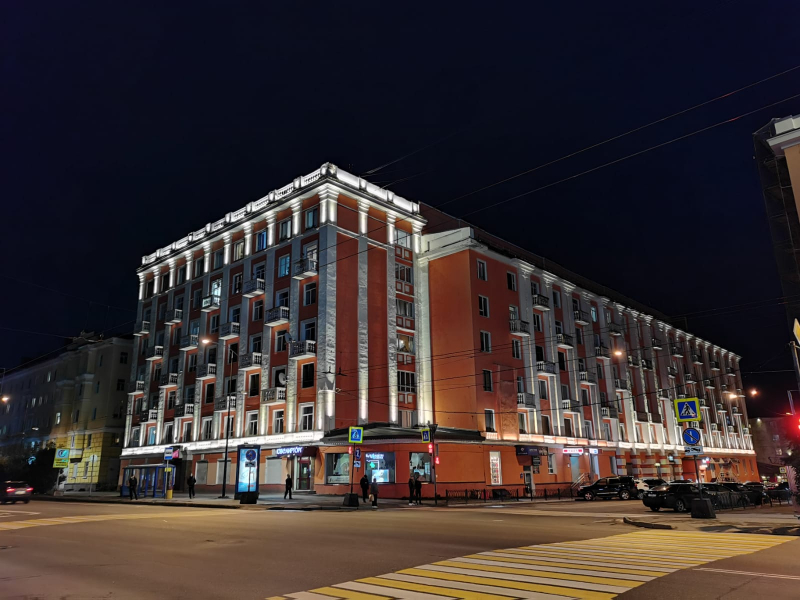 Дома в центре Мурманска украсила яркая подсветка Дом