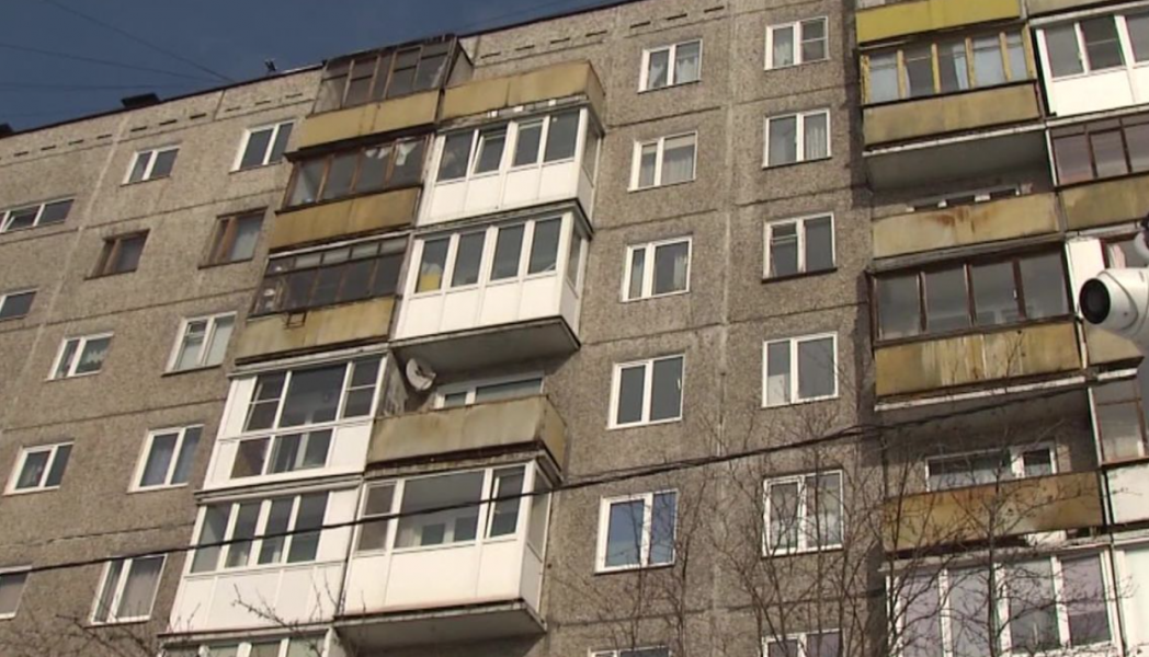 Соцсети: в Мурманске с 9 этажа сорвалась женщина и выжила Соцсети: в Мурманске с 9 этажа сорвалась женщина и выжила