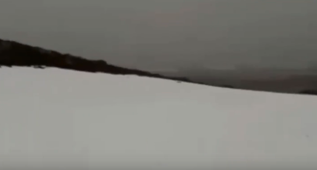 Июньские сугробы в Мурманской области попали на видео Снег