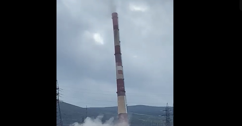 Падение огромной дымовой трубы в Мурманской области попало на видео Труба дымовая