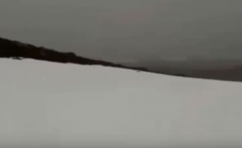 Июньские сугробы в Мурманской области попали на видео Снег