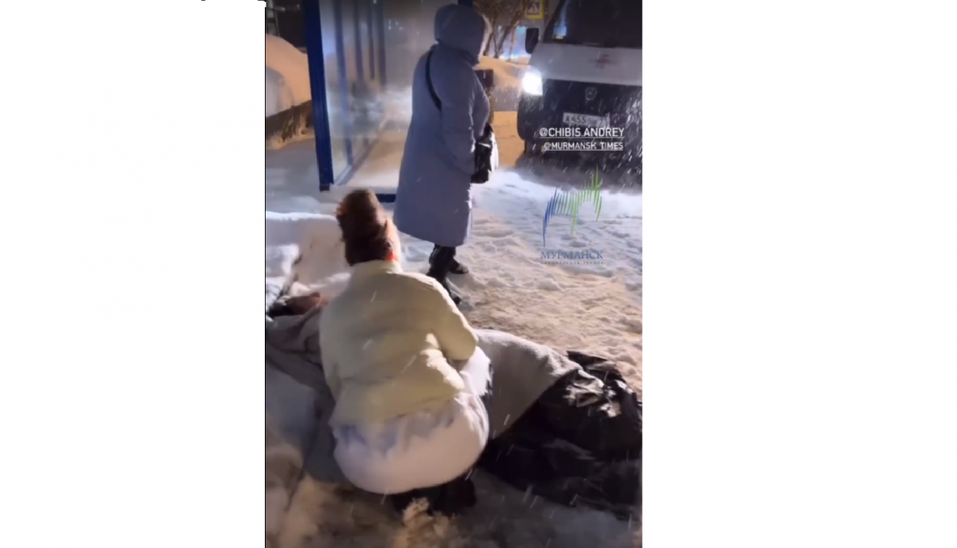 В центре Мурманска девушка упала на нечищеных ступеньках Снег