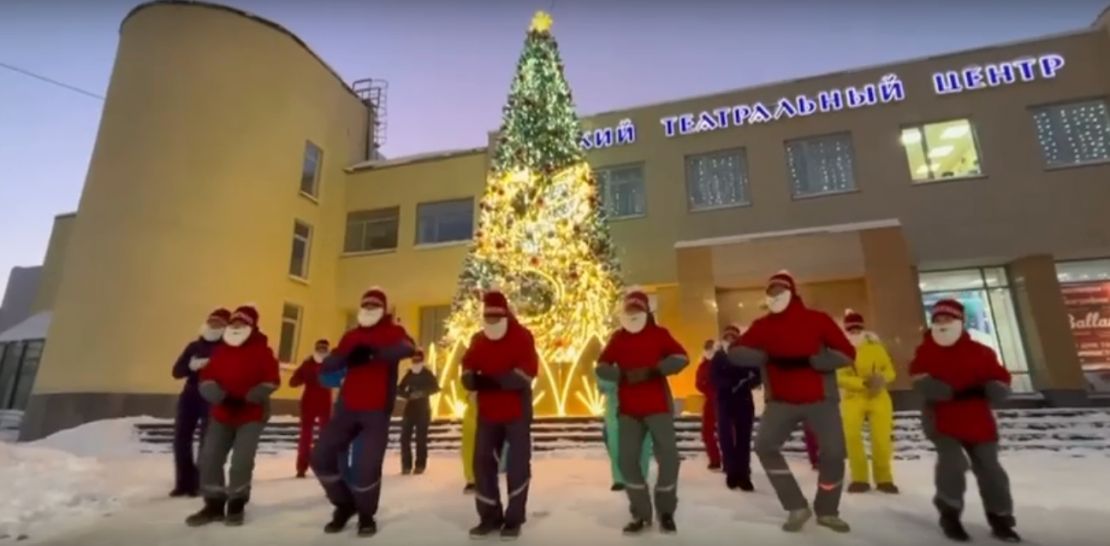 Новогодний флешмоб. Северяне подняли настроение прохожим в Мурманске Флешмоб