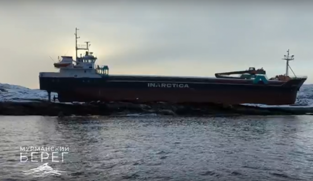 Выброшенное на берег судно Судно