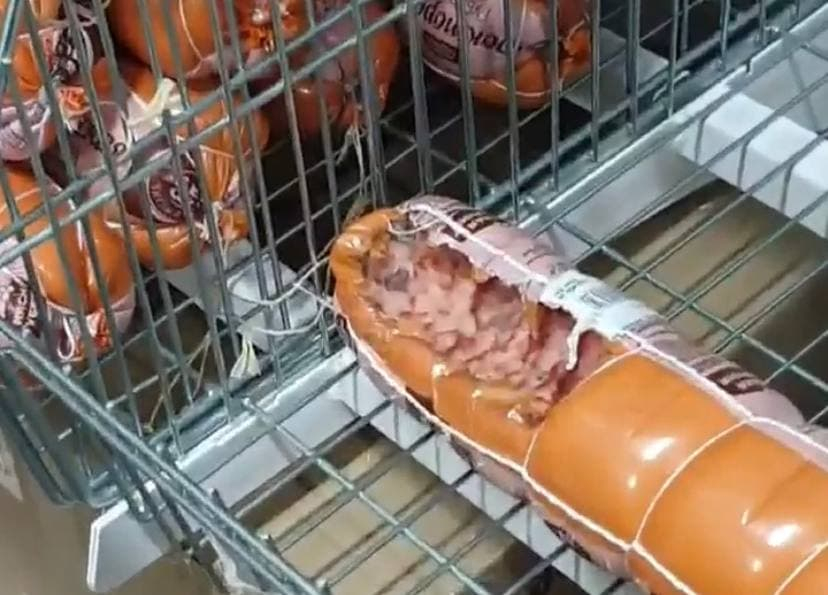 Соцсети: мыши едят колбасу на полках крупного магазина в Мурманске Магазин
