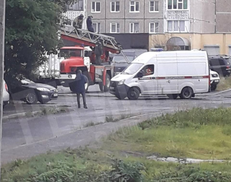 Человек на крыше Спасатели