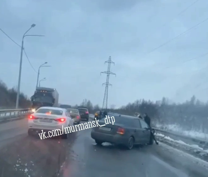 Последствия массовой аварии на трассе в Мурманске попали на видео ДТП