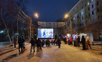 Уличный кинотеатр в центре Мурманска завершает работу Уличный кинотеатр
