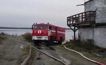 Короткое замыкание привело к пожару в жилом доме в Заполярье Пожарная машина