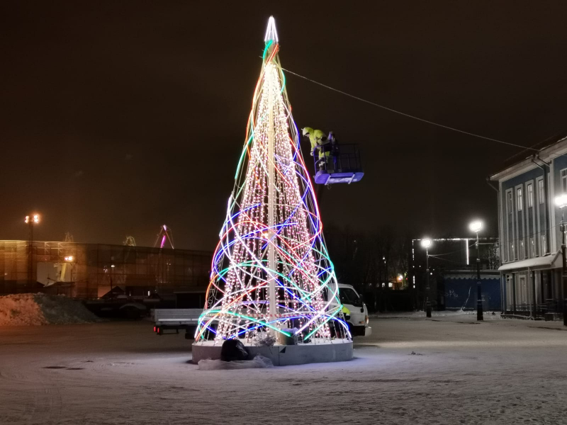 На мурманском морвокзале установили новогоднюю елку Елка