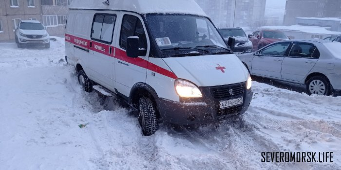 Скорая и машина МЧС застряли во дворе в Мурманской области Скорая помощь