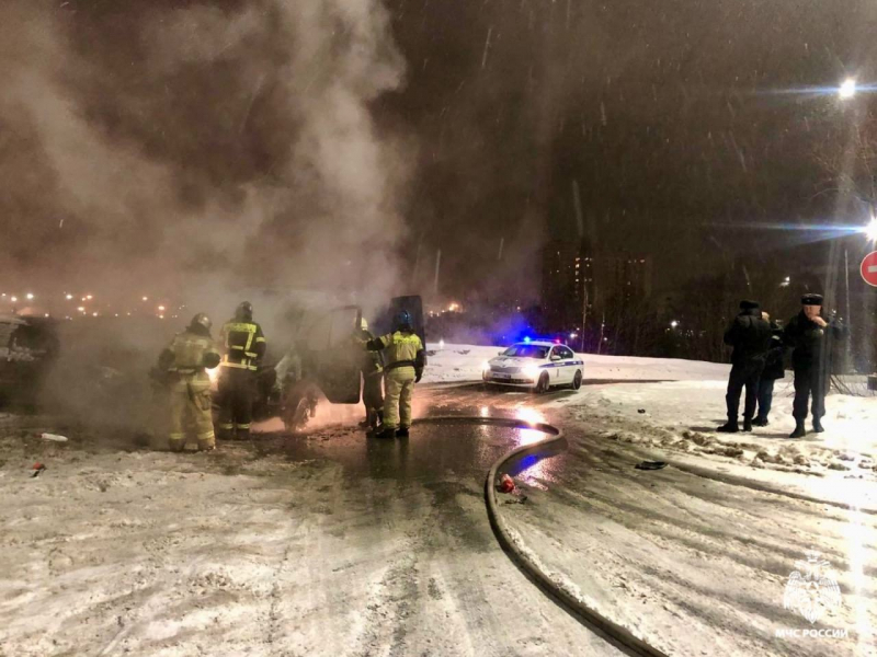 В Мурманске дотла сгорел автомобиль Пожар
