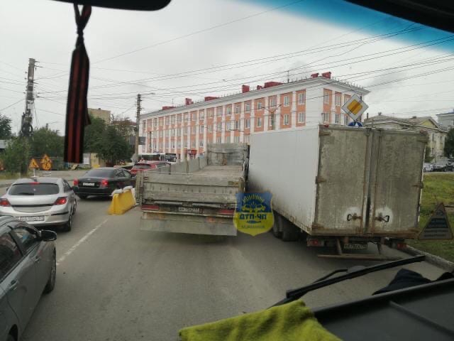 В центре Мурманска из-за ДТП образовалась большая пробка, фото ДТП