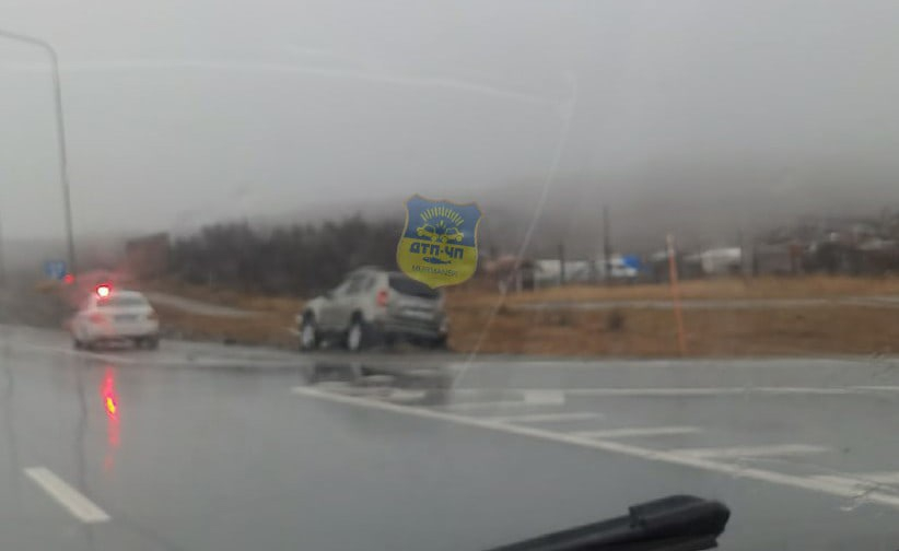 Иномарка снесла опору освещения и вылетела в кювет в Мурманске ДТП