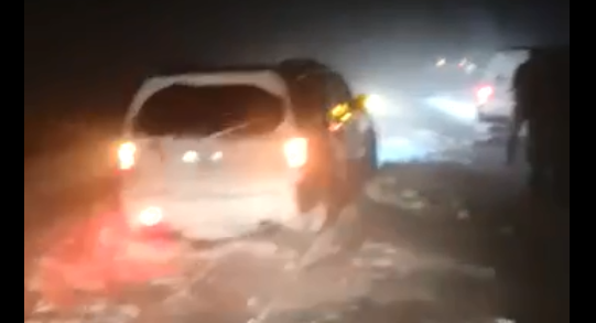 Водители попали в снежную ловушку в Мурманской области Автомобиль
