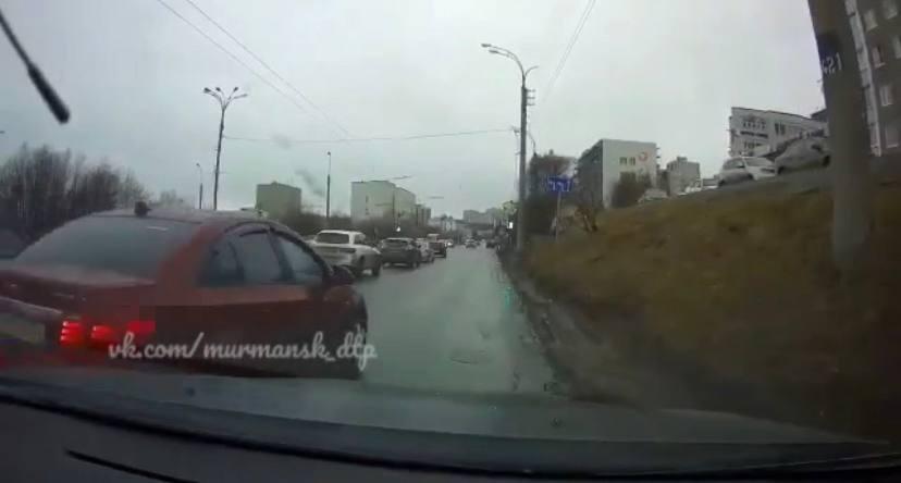 Опасный маневр на дороге в Мурманске попал на видео Мурманск