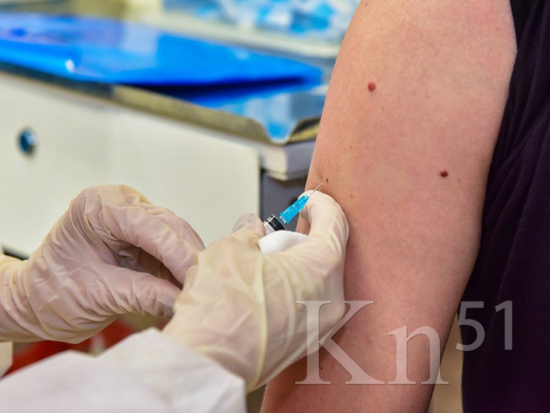 Каждому вакцинированному сотруднику КГМК - подарок от компании, фото Вакцинация