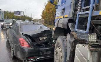 В Мурманске грузовик протаранил в автомобиль ДТП