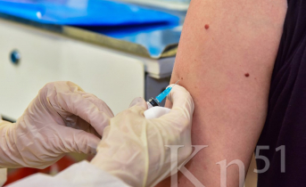 Каждому вакцинированному сотруднику КГМК - подарок от компании, фото Вакцинация