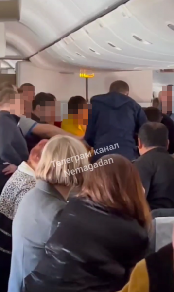 Мурманчанин пытался выйти из самолета Люди