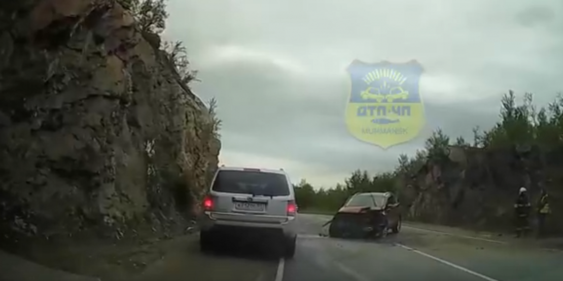 В Мурманской области автомобиль въехал в скалу Авария
