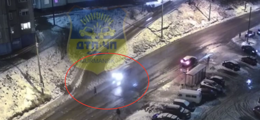 Жесткий наезд на пешехода в Мурманске попал на видео Авария