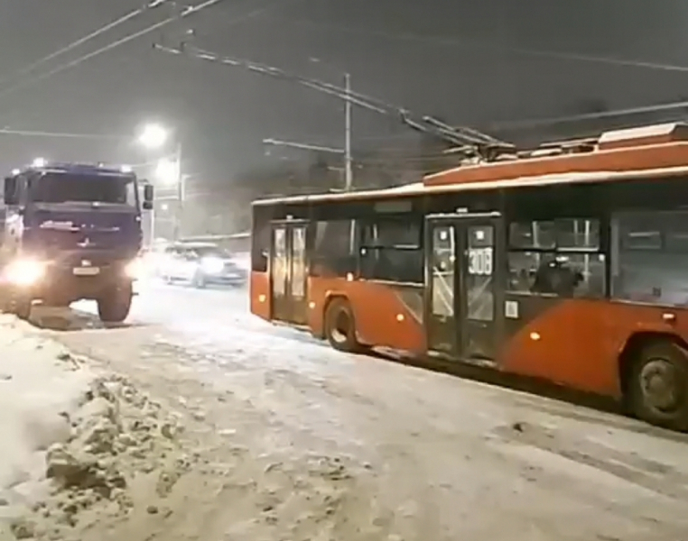 ЧП с автобусом, движение транспорта затруднено. Что известно на этот час в Мурманске? Троллейбус