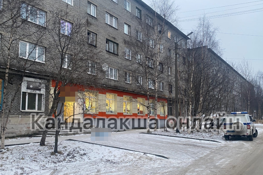 Соцсети: на улице возле магазина в Мурманской области обнаружили труп женщины Труп