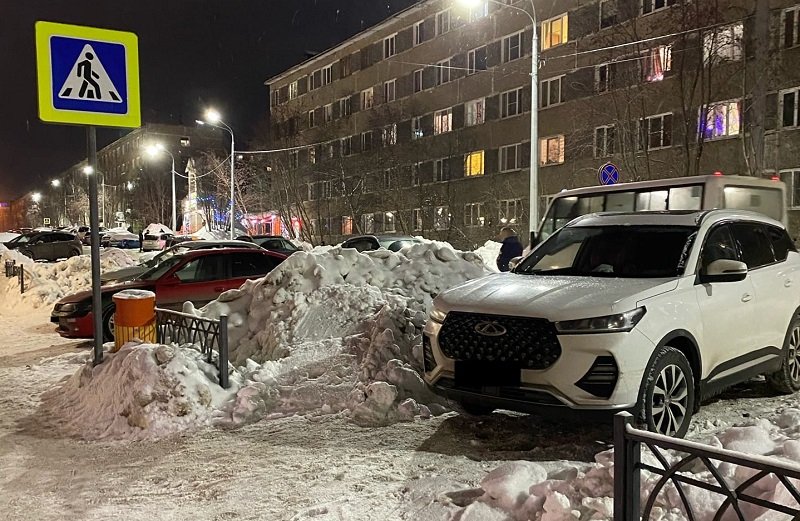 «Вам бы понравилось такое хамство?» Мурманчан возмутила наглая парковка водителей Парковка
