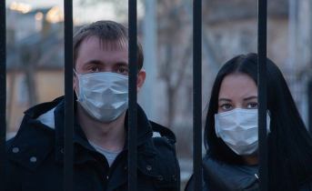 В Москве работников снова переводят на удаленку Люди в масках