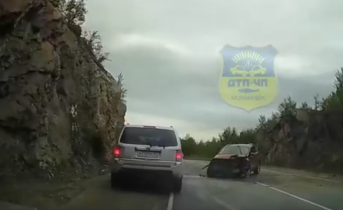 В Мурманской области автомобиль въехал в скалу Авария