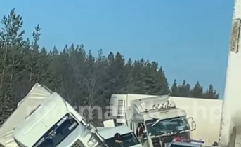 Последствия массовой аварии на трассе в Мурманской области попали на видео ДТП