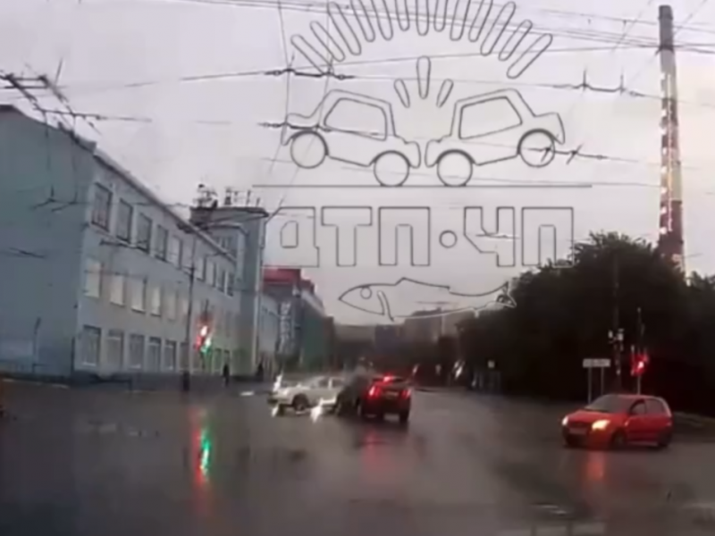 Водитель мчал на красный и попал в ДТП. Авария в центре Мурманска ДТП