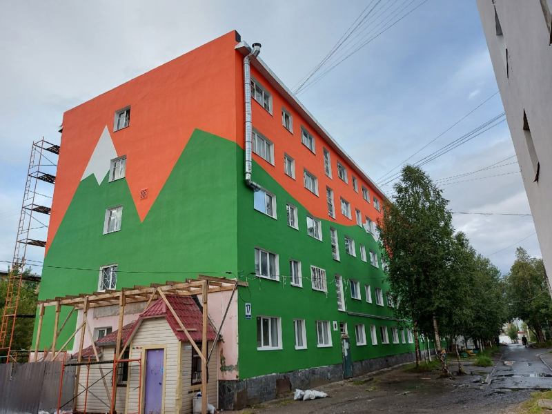 В Апатитах появился яркий дом на Космонавтов Дом