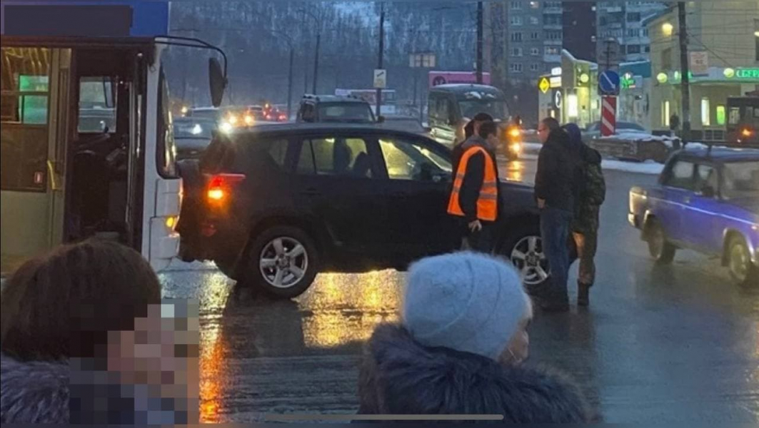 Из-за аварии с автобусом в Мурманске образовалась большая пробка Авария