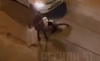 Драка девушек в центре Мурманска попала на видео Драка