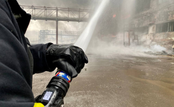 Пожар на крупном предприятии в Мурманской области полностью ликвидировали Пожар