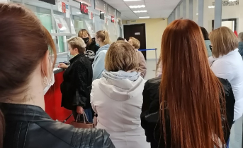 Мурманчане рассказали об огромной очереди за справкой на вокзале Очередь