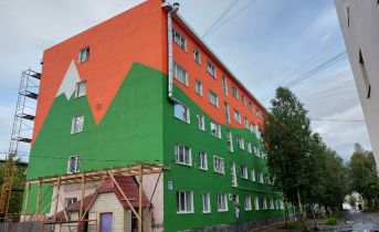 В Апатитах появился яркий дом на Космонавтов Дом