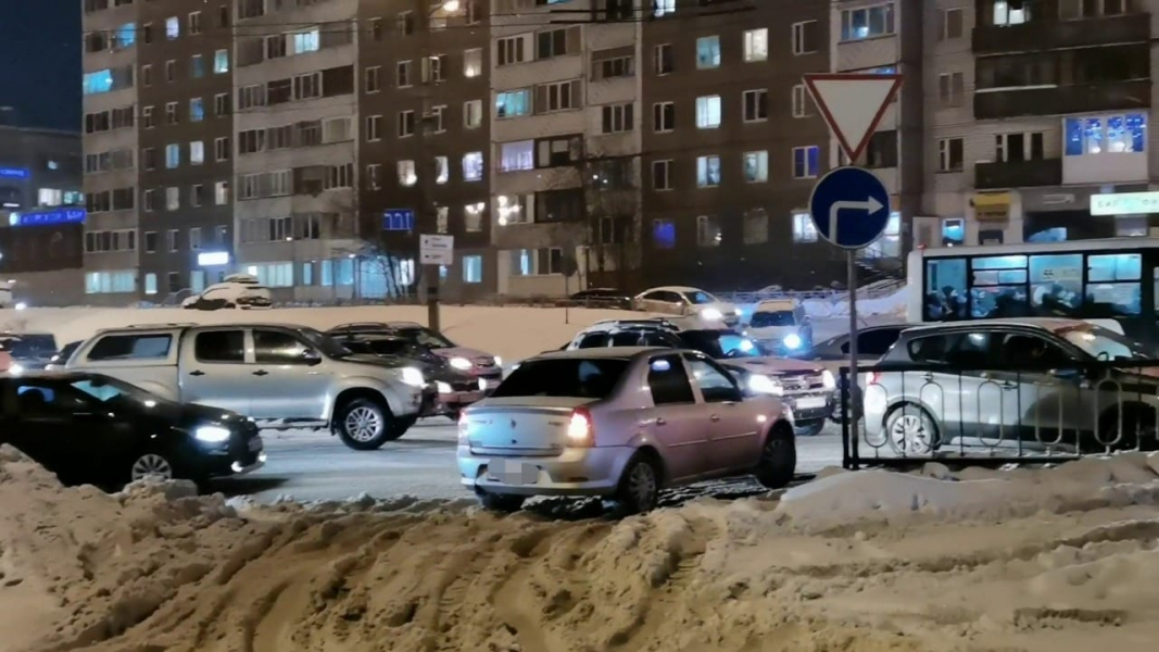 Водители застряли в большой пробке в Мурманске Пробки