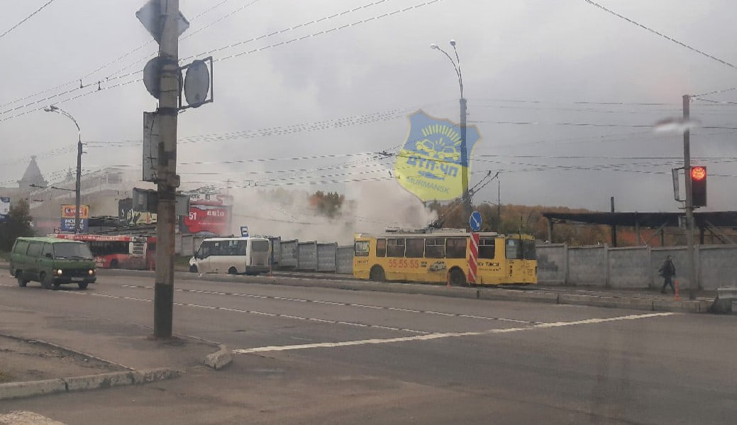 На территории бывшего мурманского автопарка валит дым Автопарк