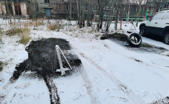 Автовладельцы продолжают захватывать территории в мурманских дворах Парковка