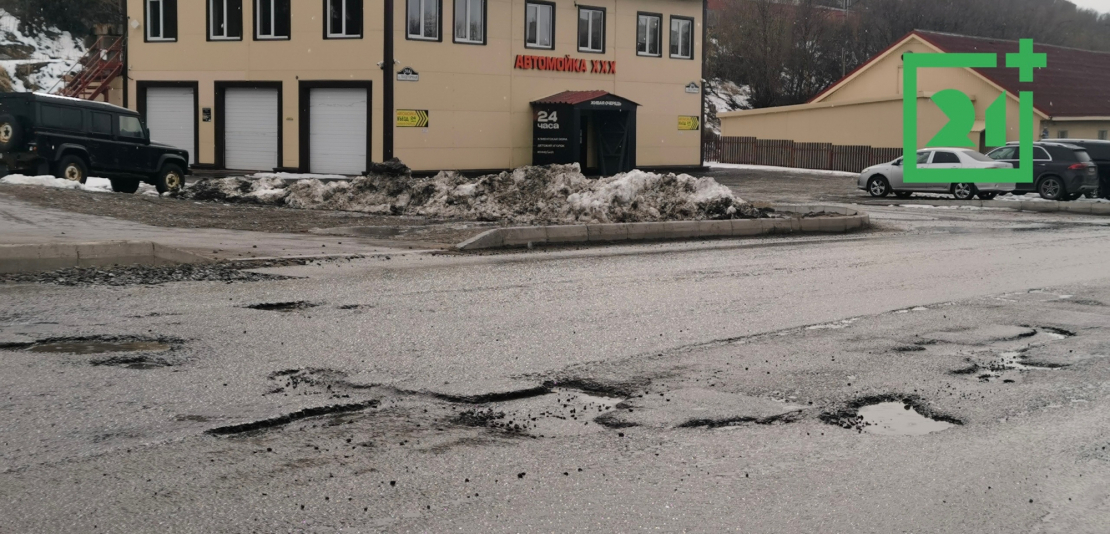 Улица в Мурманске превратилась в полосу препятствий Улица в Мурманске превратилась в полосу препятствий