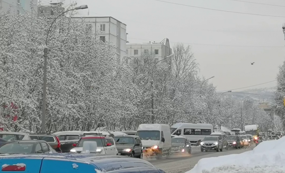 Водители застряли в огромных пробках в центре Мурманска Пробки