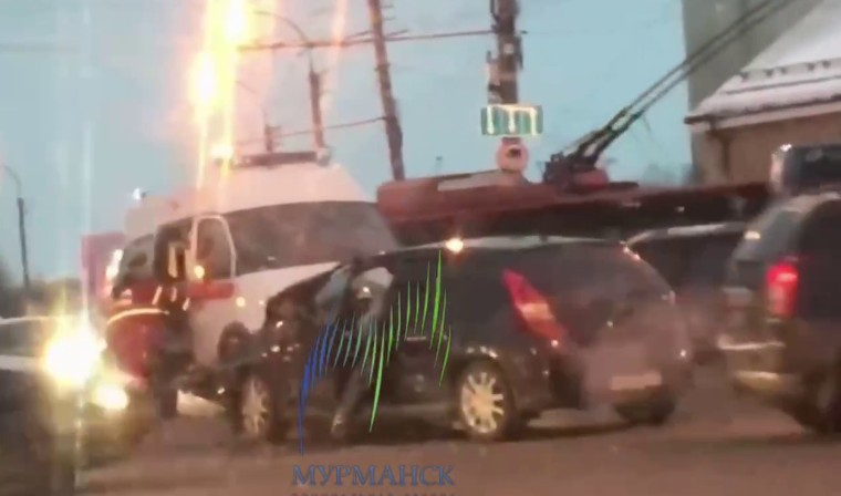 В Мурманске произошла серьезная авария с машиной скорой помощи Авария