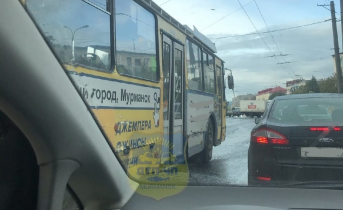 Огромная пробка из-за сломанного троллейбуса образовалась в Мурманске Троллейбус
