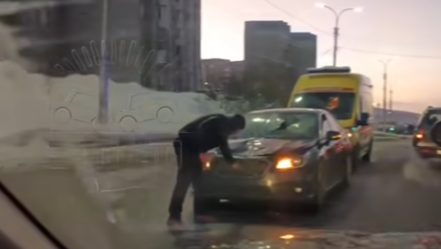 Сбили человека. В Мурманске произошла авария Машина