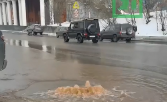 В Мурманске забил коммунальный гейзер Потоп