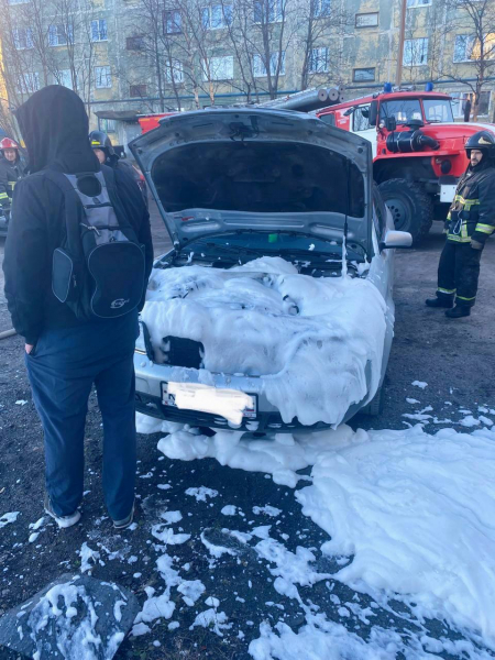 Припаркованная машина загорелась во дворе Мурманска Автомобиль